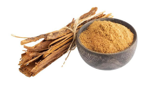 Cats Claw herbal powder in a bowl with dried bark, used for various health benefits.